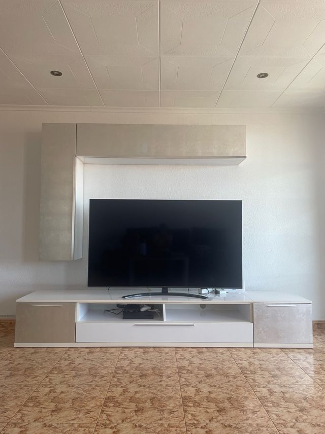 Muebles de comedor entero blanco,gris y negro.