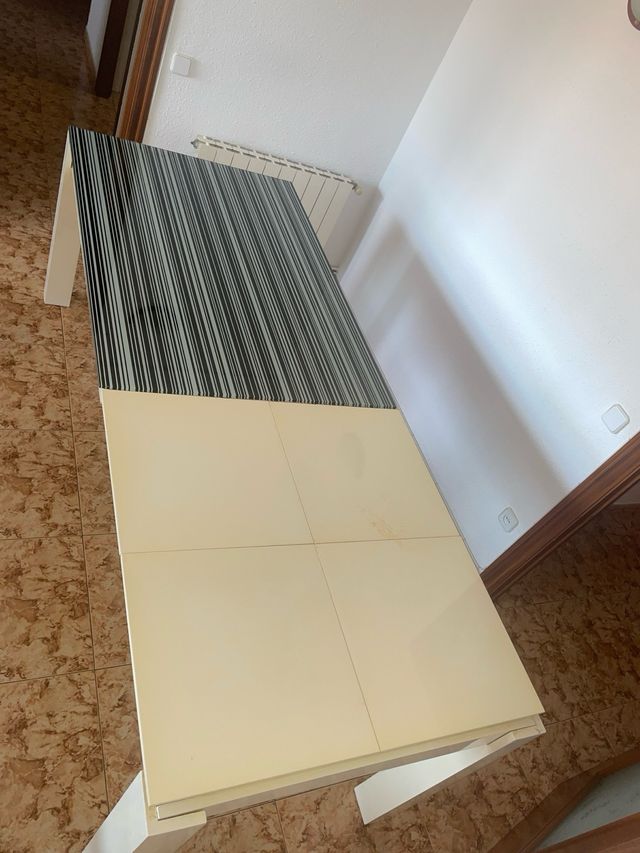 Muebles de comedor entero blanco,gris y negro.