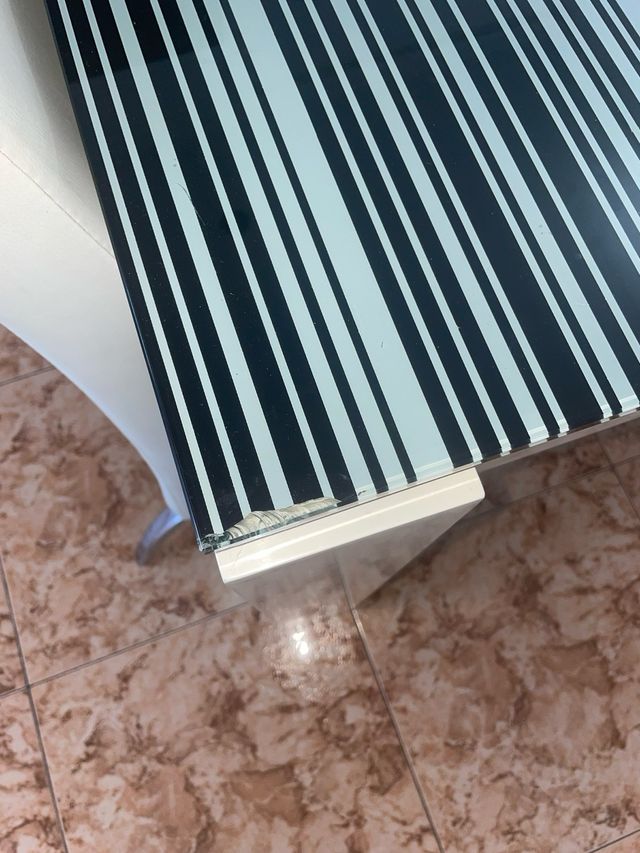 Muebles de comedor entero blanco,gris y negro.