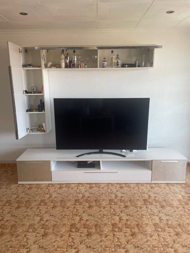 Muebles de comedor entero blanco,gris y negro.