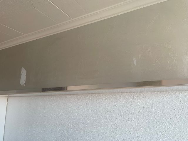 Muebles de comedor entero blanco,gris y negro.