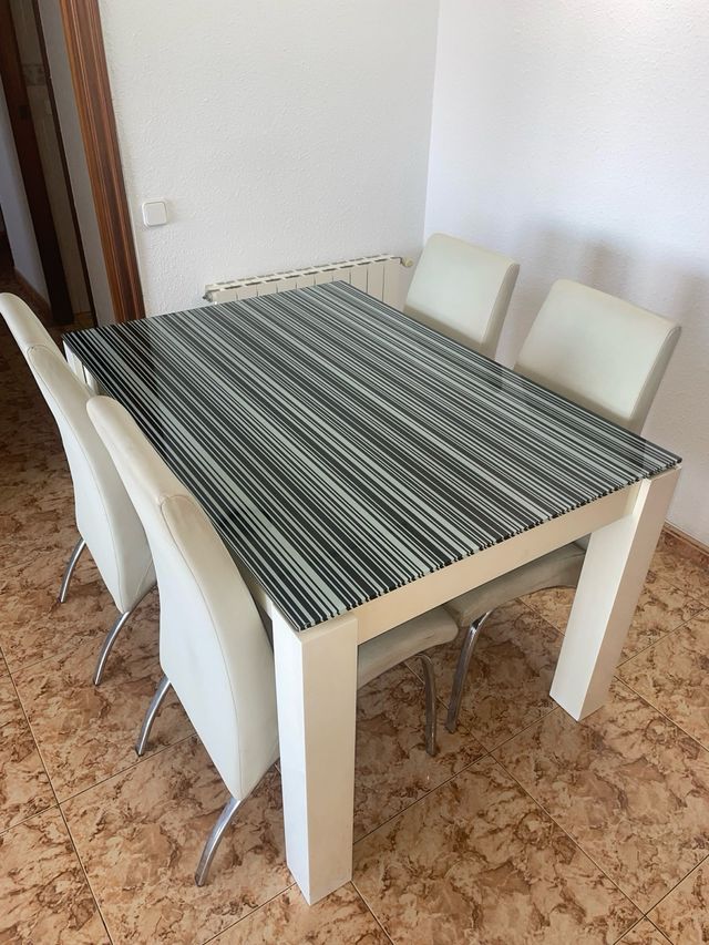 Muebles de comedor entero blanco,gris y negro.
