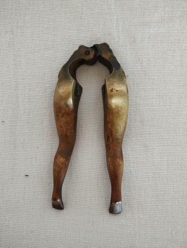 Scaccia noci fine '800 bronzo