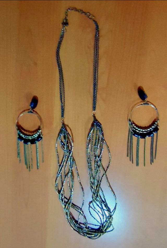 Collar y pendientes dorados y negros