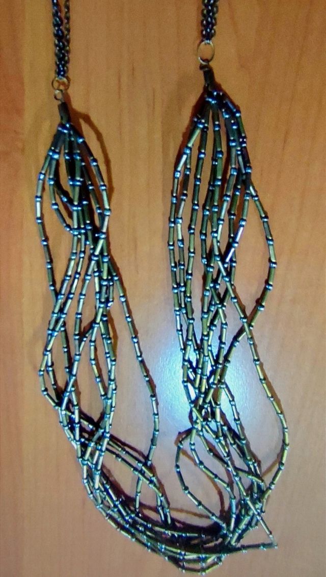 Collar y pendientes dorados y negros