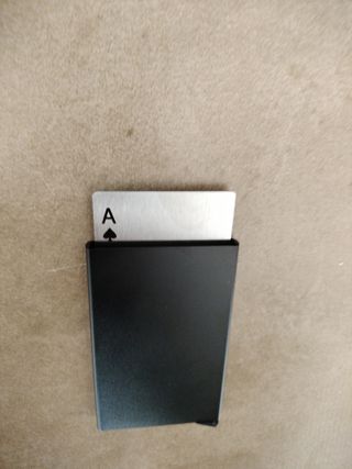 Abrebotellas y monedero tarjeta
