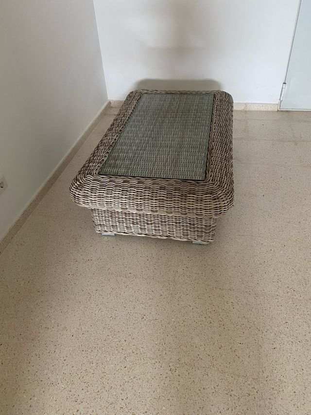 Tavolo centrale in vimini beige