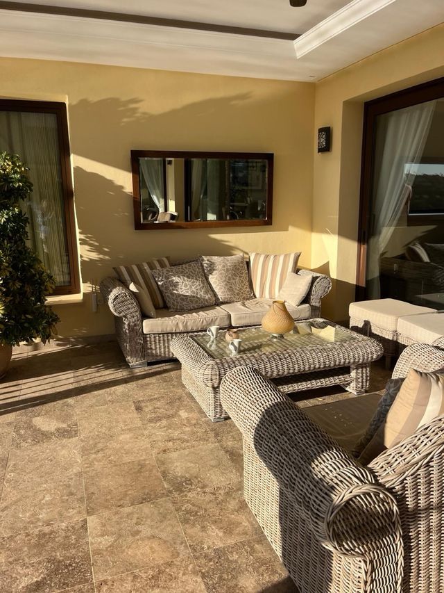 Tavolo centrale in vimini beige