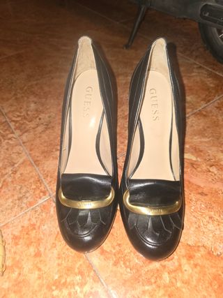 Zapatos Guess negros tacón
