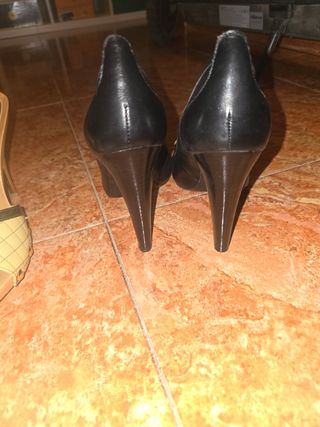 Zapatos Guess negros tacón