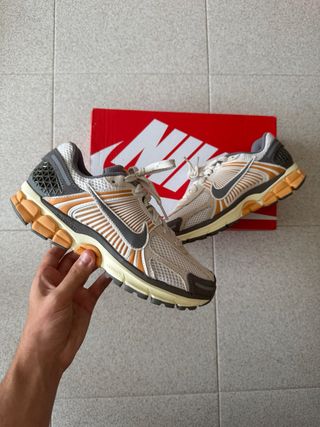 Zapatillas Nike Vomero 5 - Beige Gris