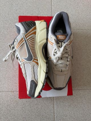Zapatillas Nike Vomero 5 - Beige Gris