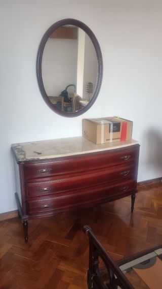 Cómoda madera estilo antiguo