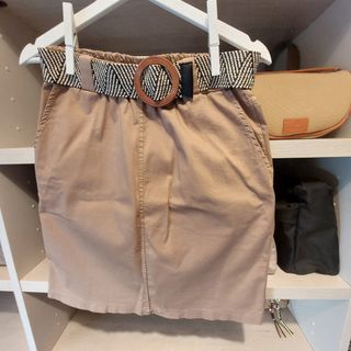 Falda beige con cinturón