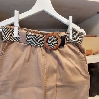 Falda beige con cinturón