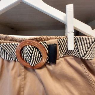 Falda beige con cinturón