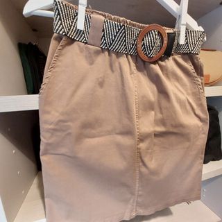 Falda beige con cinturón