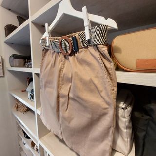 Falda beige con cinturón