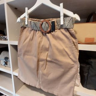 Falda beige con cinturón