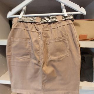 Falda beige con cinturón