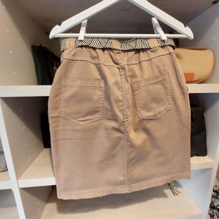 Falda beige con cinturón