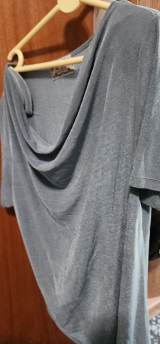 Camiseta gris cuello caido
