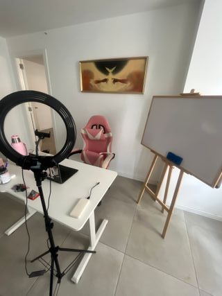 Sedia da gioco rosa e scrivania bianca
