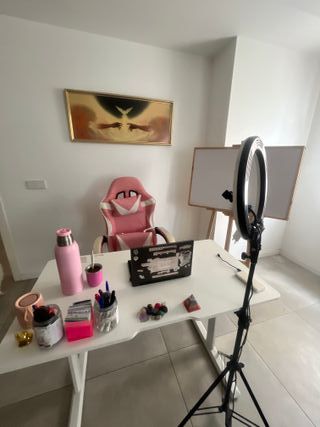 Sedia da gioco rosa e scrivania bianca