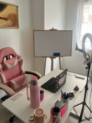 Sedia da gioco rosa e scrivania bianca