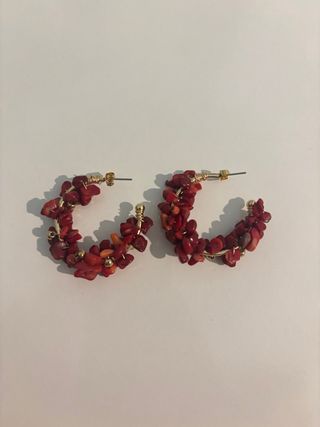 Aros dorados con piedras rojas. Acero inoxidable