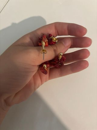 Aros dorados con piedras rojas. Acero inoxidable