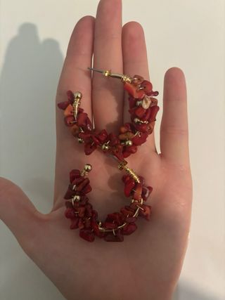 Aros dorados con piedras rojas. Acero inoxidable