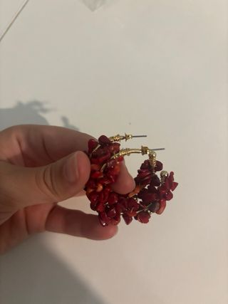 Aros dorados con piedras rojas. Acero inoxidable