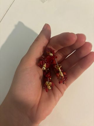 Aros dorados con piedras rojas. Acero inoxidable