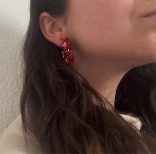 Aros dorados con piedras rojas. Acero inoxidable