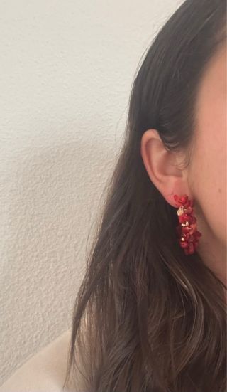 Aros dorados con piedras rojas. Acero inoxidable