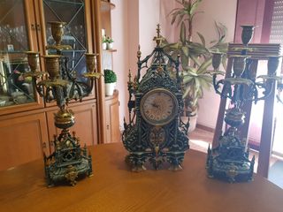 Candelabros y reloj estilo gótico