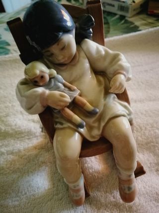 Niña Lladró con muñeca