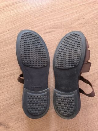 Sandalias piel marrón