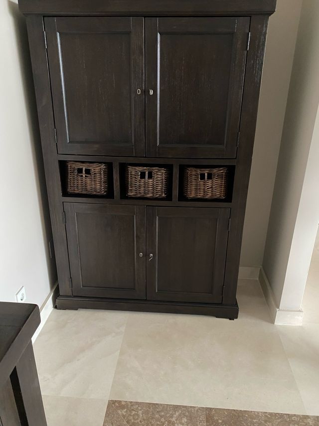 Armadio in legno con cestini