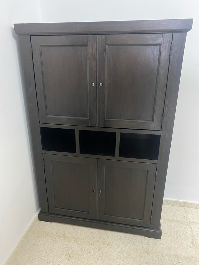 Armadio in legno con cestini