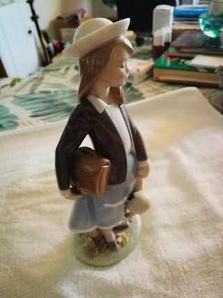 Figura Lladró Niña con Maleta