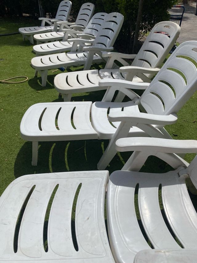 7 hamacas piscina blancas