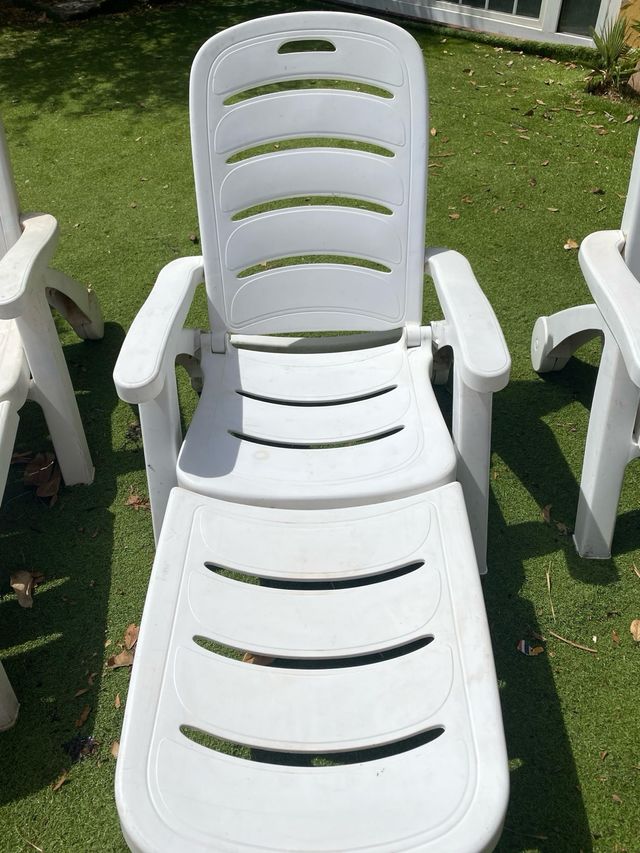 7 hamacas piscina blancas