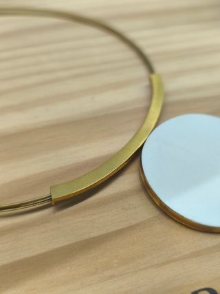 Collar Joidart dorado con colgante blanco.