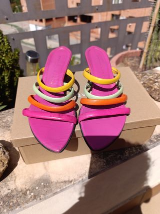 Sandalias fucsias tiras colores