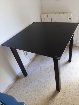 Mesa negra cristal templado y metal