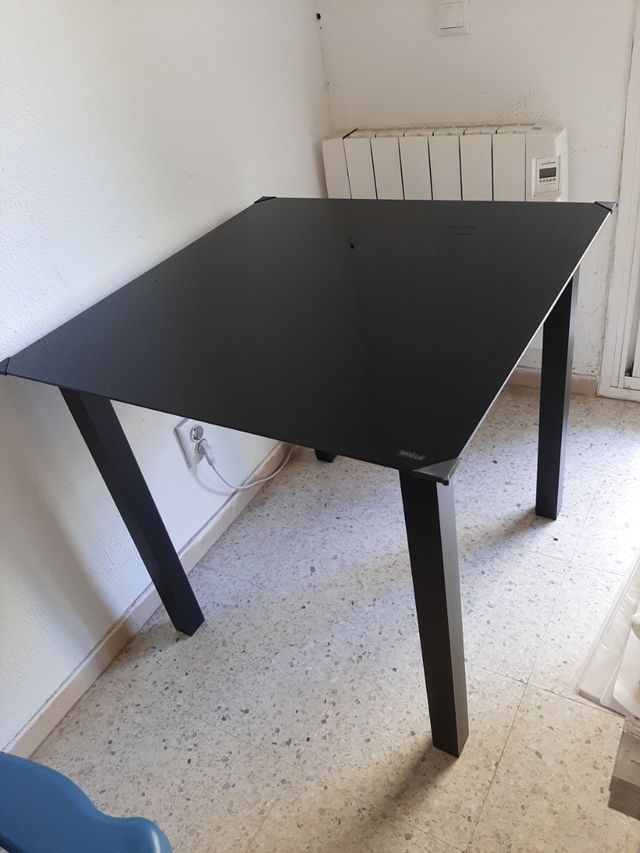 Mesa negra cristal templado y metal