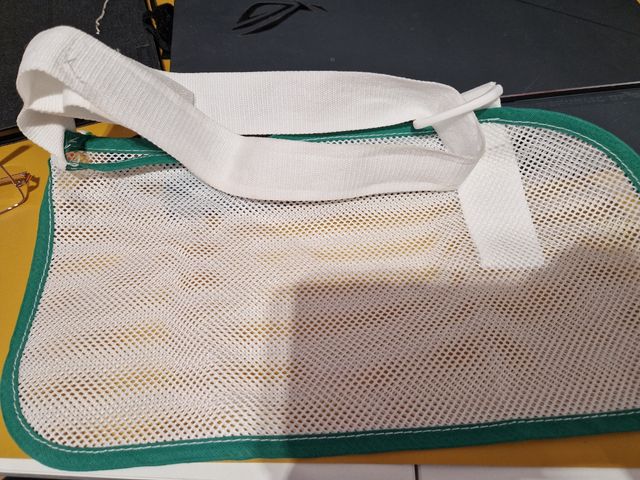 Cabestrillo malla: brazo derecho/izquierdo