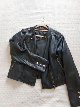 Cazadora negra cuero sintético